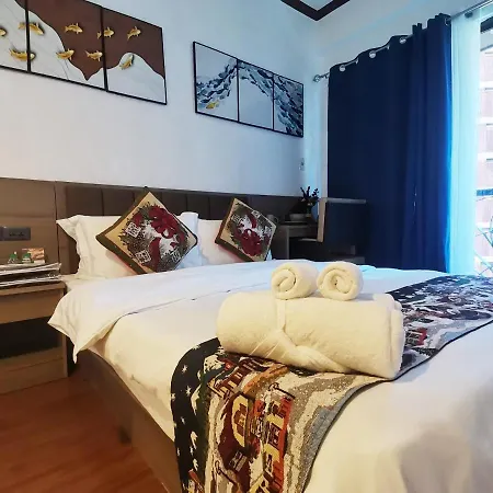 Warm Makati Aparthotel